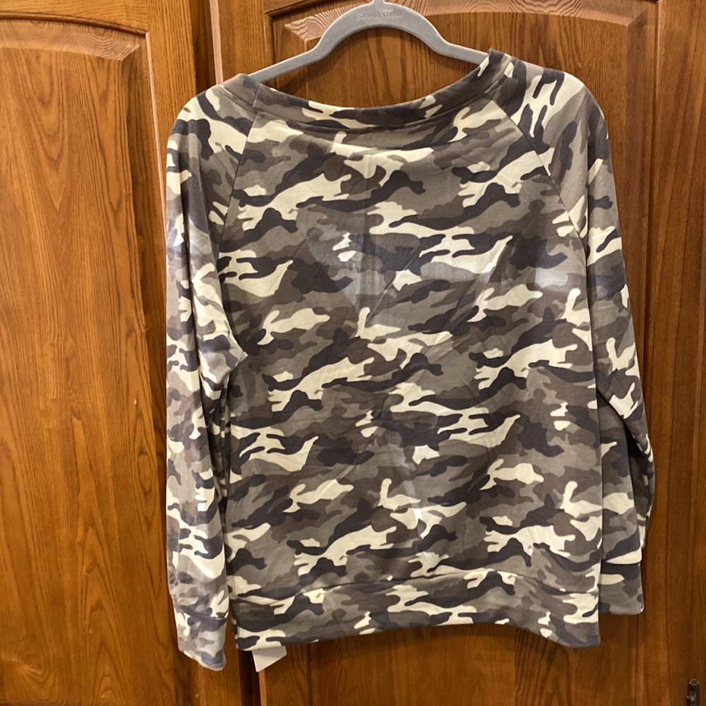 NWT Boutique Camo Sweatshirt size s/m - Picture 6 of 6